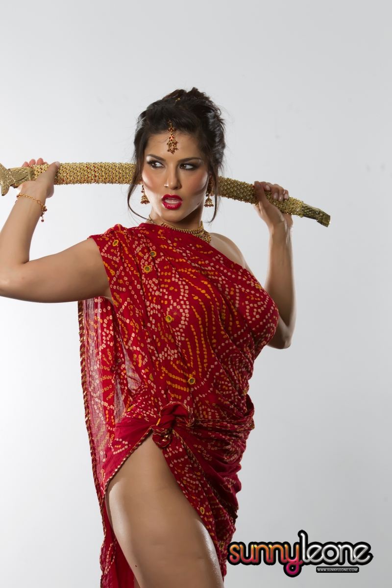 800px x 1200px - Oiled Up Sunny Leone Teasing With A Big Sword